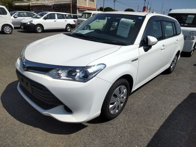 7432 Toyota Corolla fielder NKE165G 2016 г. (LUM Kobe Nyusatsu)